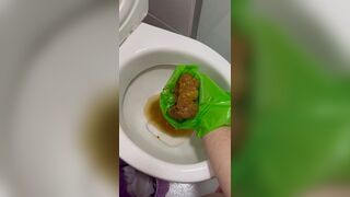 BRASILEIRA CAGA MERDA GIGANTE NO VADO E MOSTRA