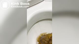 BRASILEIRA CAGA MERDA GIGANTE NO VADO E MOSTRA