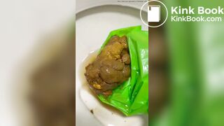 BRASILEIRA CAGA MERDA GIGANTE NO VADO E MOSTRA