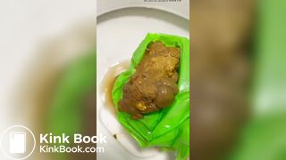 BRASILEIRA CAGA MERDA GIGANTE NO VADO E MOSTRA