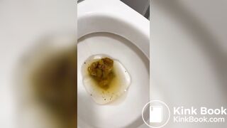 BRASILEIRA CAGA MERDA GIGANTE NO VADO E MOSTRA