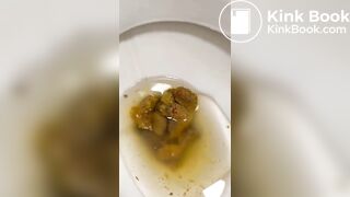 BRASILEIRA CAGA MERDA GIGANTE NO VADO E MOSTRA