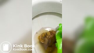 BRASILEIRA CAGA MERDA GIGANTE NO VADO E MOSTRA