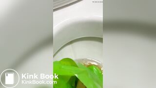 BRASILEIRA CAGA MERDA GIGANTE NO VADO E MOSTRA