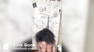 Negra enchendo a calcinha