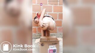 Magrinha cagando na caixa