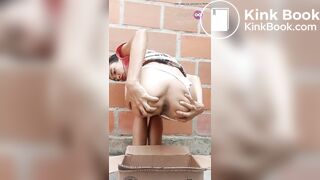 Magrinha cagando na caixa