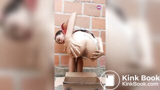 Magrinha cagando na caixa