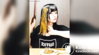 髪にうんちを塗りたくる変態女