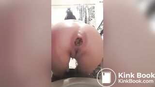Sexy girl pooping on toilet - video 38