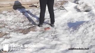 Women pooping outdoors1