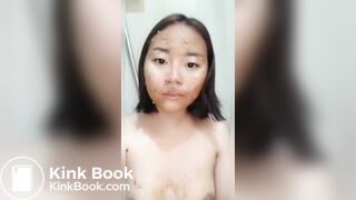 Asiática cagando e se masturbando muito no consolo