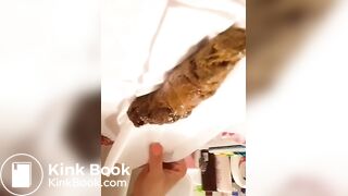 小猫被女孩的粑粑吸引