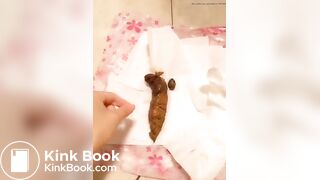 小猫被女孩的粑粑吸引
