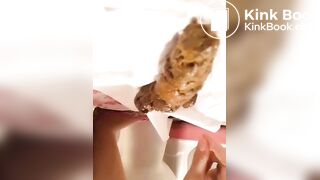 小猫被女孩的粑粑吸引