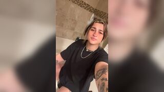 Girl pooping - video 766