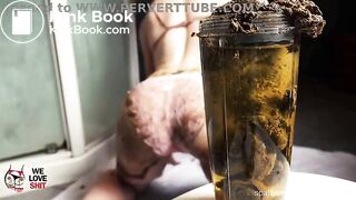 White whore enjoys playing with her shit