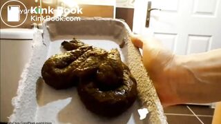 Hot girl poop in a container then fucks her ass