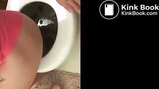 Girl pooping on the toilet - video 59