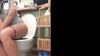 Girl pooping on the toilet - video 59