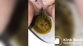 女人腹泻拉水视频