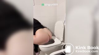 Sexy argentinian girl shitting
