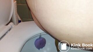 Girl pooping on toilet - video 93