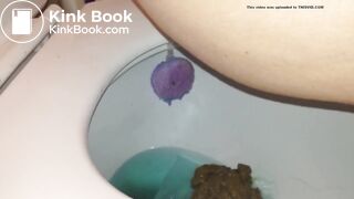 Girl pooping on toilet - video 93