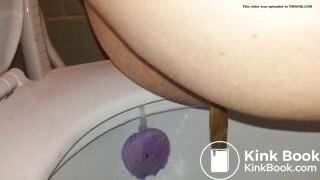 Girl pooping on toilet - video 93