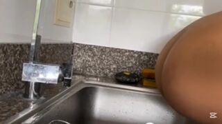 Hot girl shitting in the sink