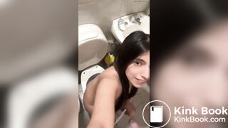 Brown hottie has a gassy heavy dump
