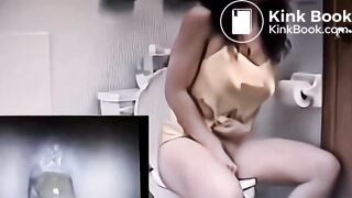 Good Satisfying Turd on Toilet. (Good pushing+Moan)