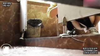 spy camera asian girl pee and shit.video_1343