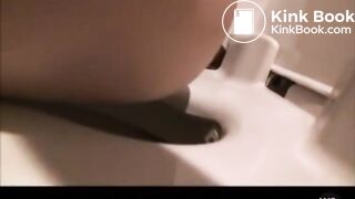 Varie scene di ragazza asiatica che fa la cacca