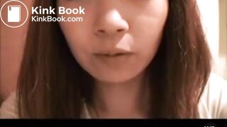 Varie scene di ragazza asiatica che fa la cacca