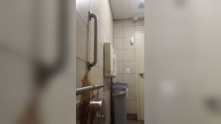 Perra no aguantaba más y su culo le pedia expulsar