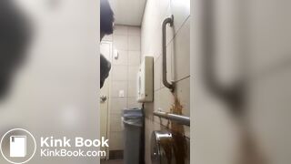 Perra no aguantaba más y su culo le pedia expulsar