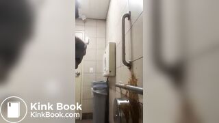 Perra no aguantaba más y su culo le pedia expulsar