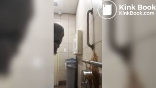 Perra no aguantaba más y su culo le pedia expulsar