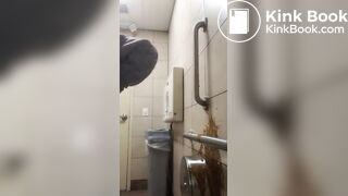 Perra no aguantaba más y su culo le pedia expulsar