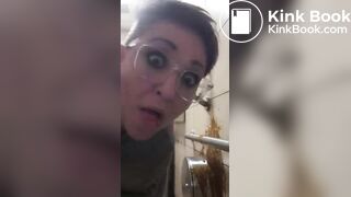 Perra no aguantaba más y su culo le pedia expulsar