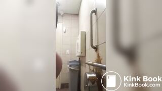 Perra no aguantaba más y su culo le pedia expulsar