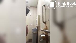 Perra no aguantaba más y su culo le pedia expulsar