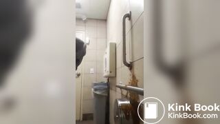 Perra no aguantaba más y su culo le pedia expulsar