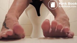 Girl pooping on toilet - video 72