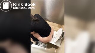 A girl was spied on while shitting in a shopping mall b