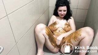 BBW shitting and smearing in shower