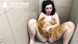 BBW shitting and smearing in shower