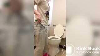 Lei ti ignora mentre fa la cacca