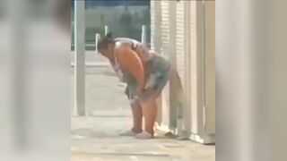 Cagando en la calle - video 2